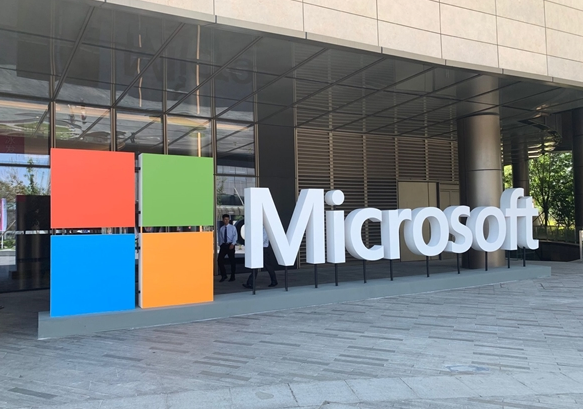 微软接手 OpenAI 挪威项目，还租下 3 万枚英伟达芯片